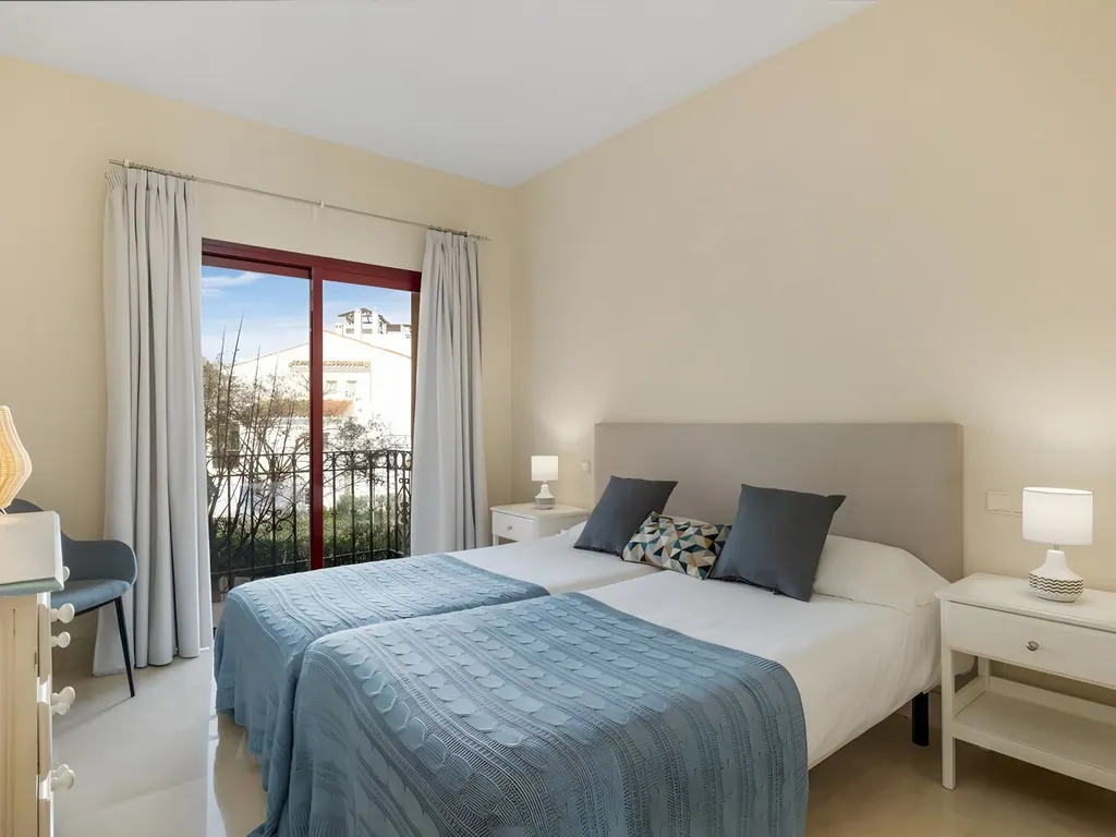 Apartment Bahía Alcántara Dormitorio moderno con cama doble, terraza y decoración minimalista contemporánea