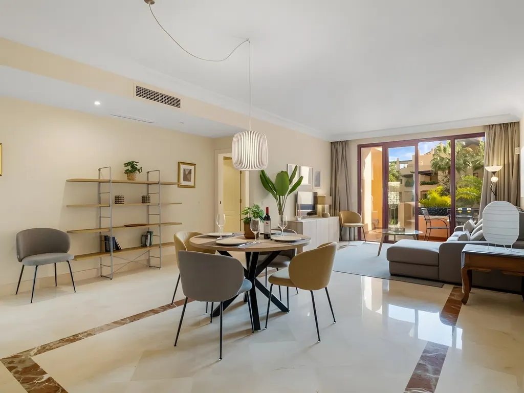 Apartment Bahía Alcántara Salón comedor moderno con mesa redonda y acceso a terraza exterior