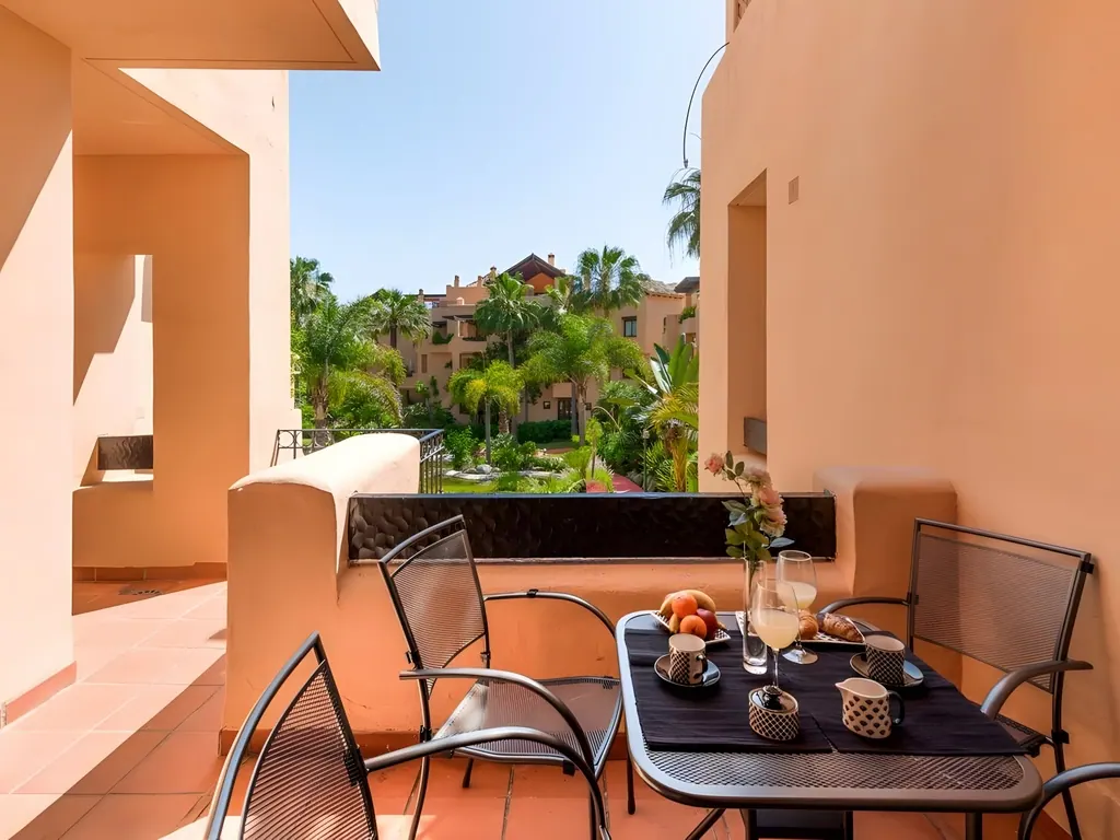 Apartment Bahía Alcántara Terraza con mesa y vistas a jardín tropical resort