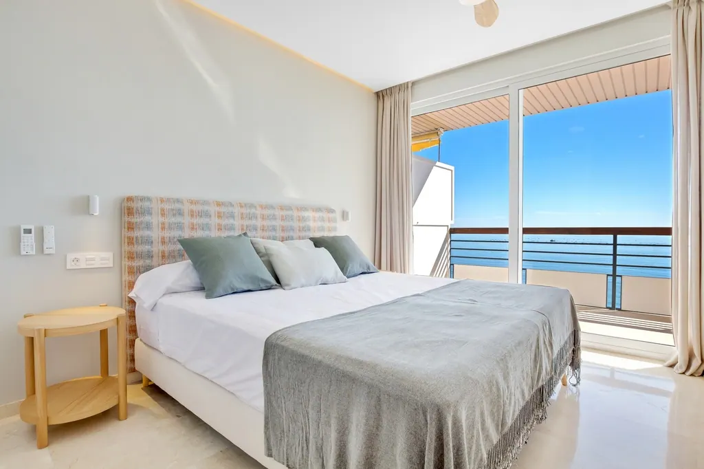 Castillo Santa Clara Dormitorio moderno con vista al mar y balcón privado
