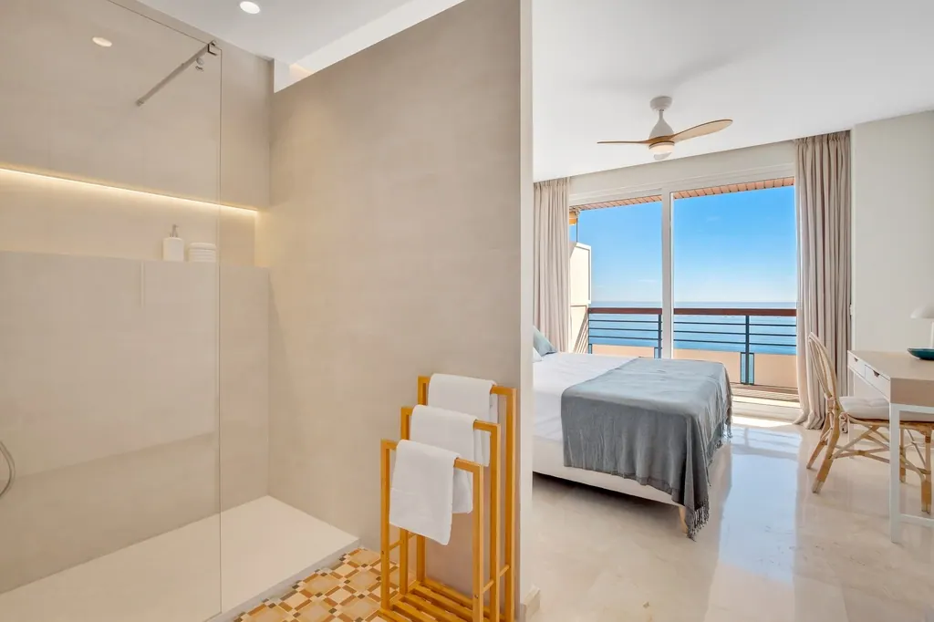 Castillo Santa Clara Habitación moderna con baño integrado y vistas al mar Mediterráneo
