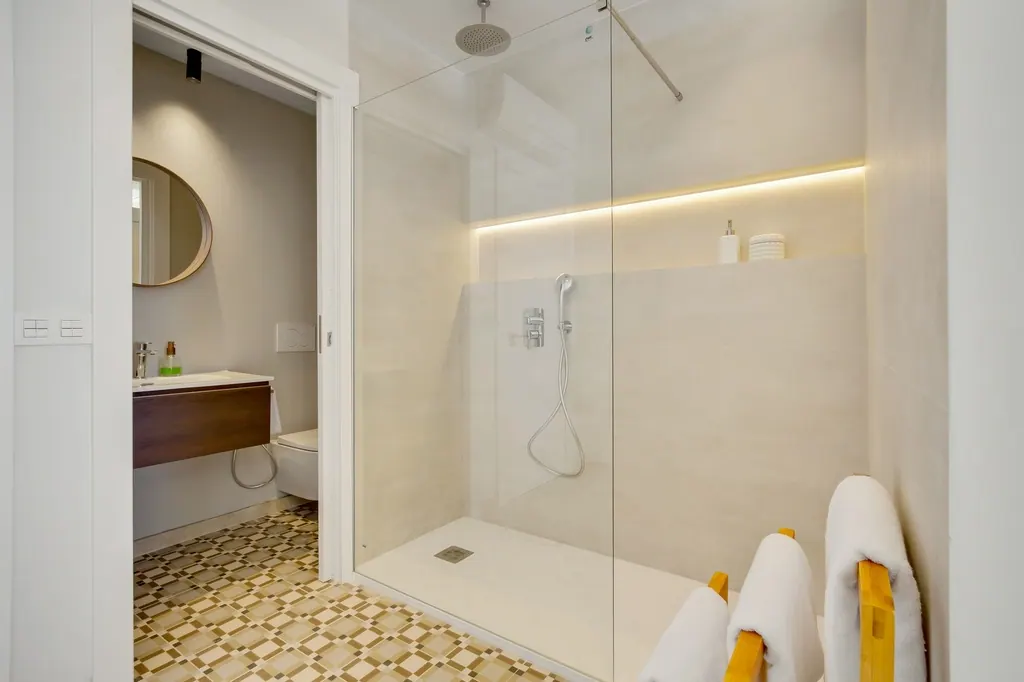 Castillo Santa Clara Baño moderno minimalista con ducha de cristal e iluminación LED integrada
