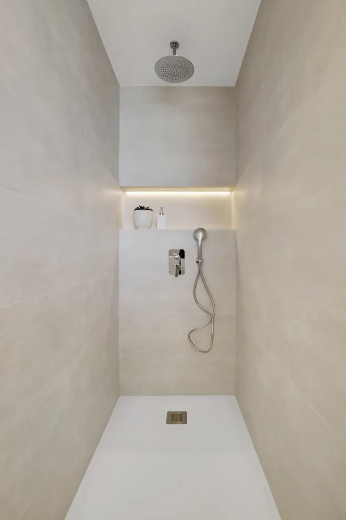 Castillo Santa Clara Ducha moderna minimalista con iluminación LED y acabados en tonos neutros