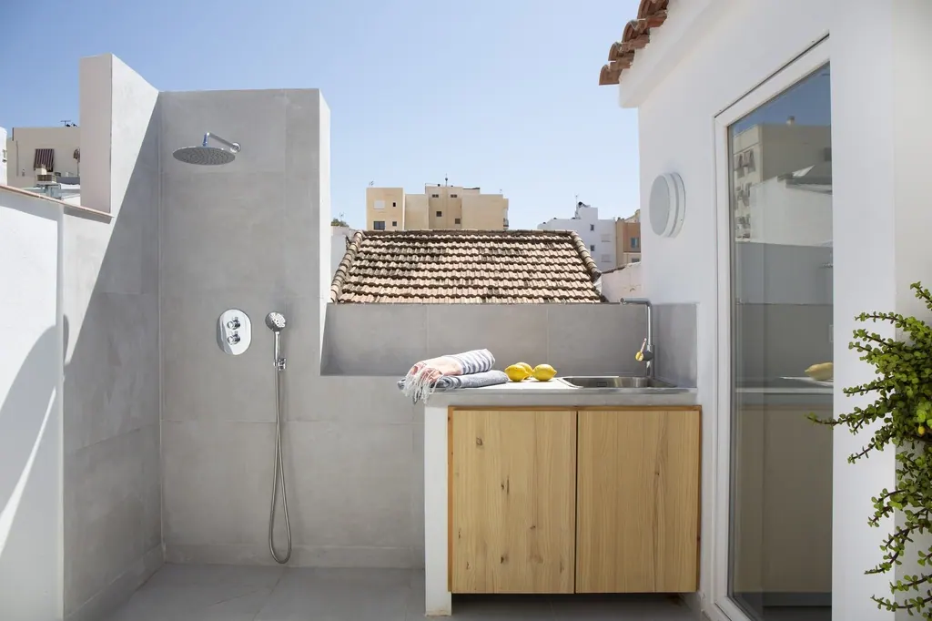 Holiday Home for Rent Ducha exterior moderna con mueble de madera y encimera de cemento