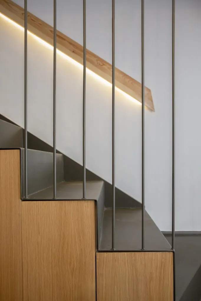 Holiday Home for Rent Escalera moderna minimalista con barandilla metálica y iluminación LED integrada