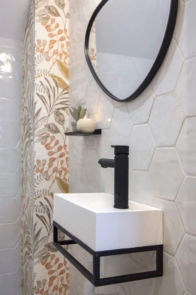 Holiday Home for Rent Baño moderno con lavabo blanco grifo negro y espejo redondo