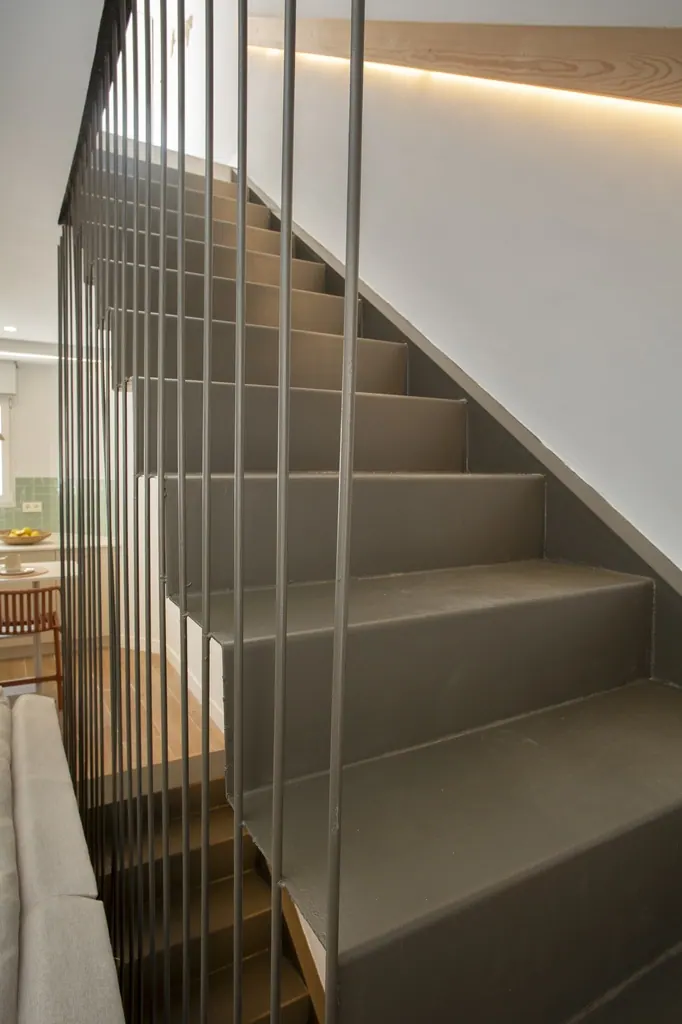 Holiday Home for Rent Escalera moderna con barandilla metálica vertical y iluminación LED integrada