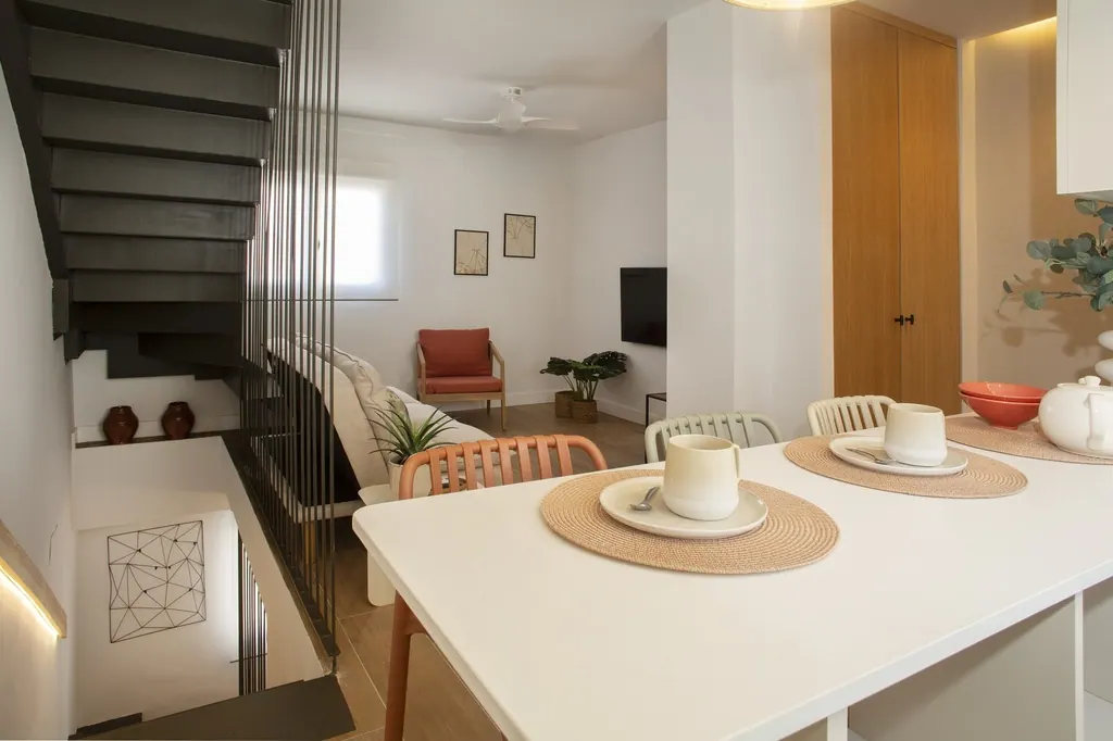 Holiday Home for Rent Comedor moderno con escalera negra y sala de estar integrada