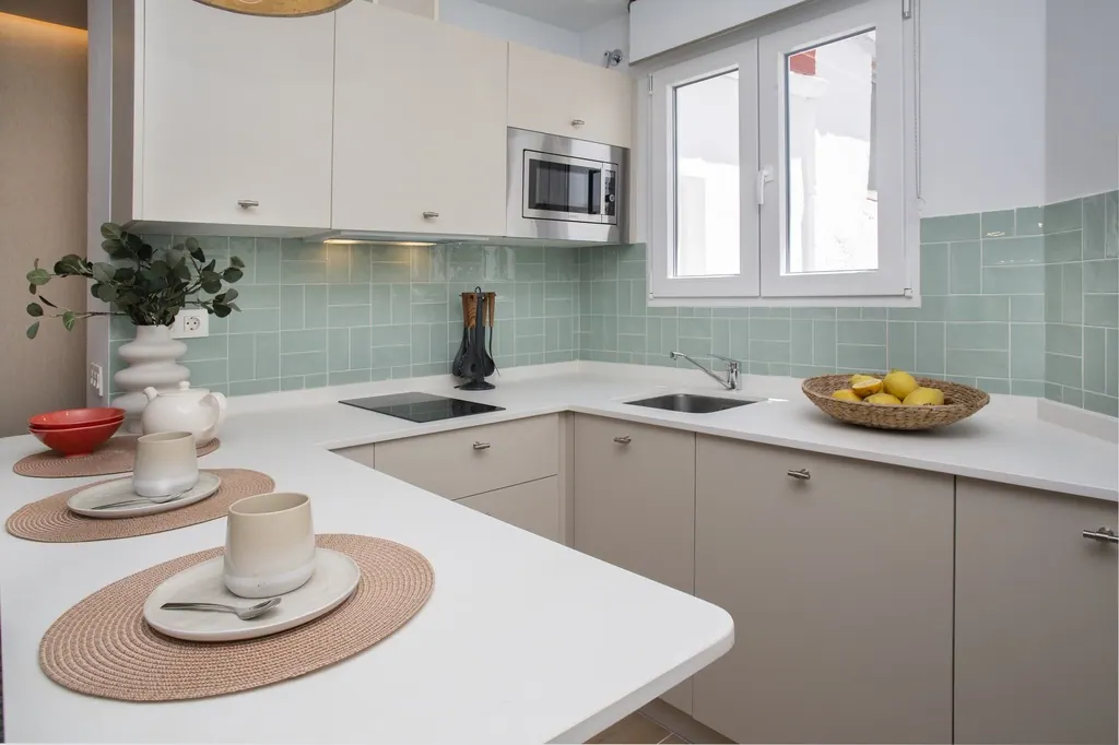 Holiday Home for Rent Cocina moderna con azulejos verdes menta y encimera blanca minimalista