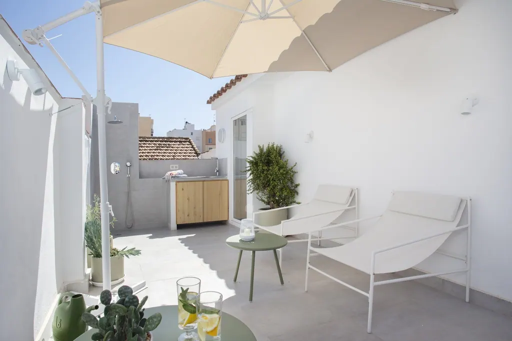Holiday Home for Rent Terraza moderna minimalista blanca con tumbonas sombrilla y plantas decorativas