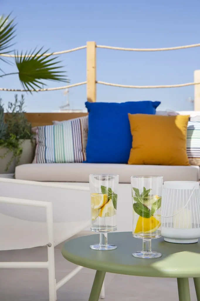 Holiday Home for Rent Terraza moderna con bebidas refrescantes de limón y menta en mesa verde