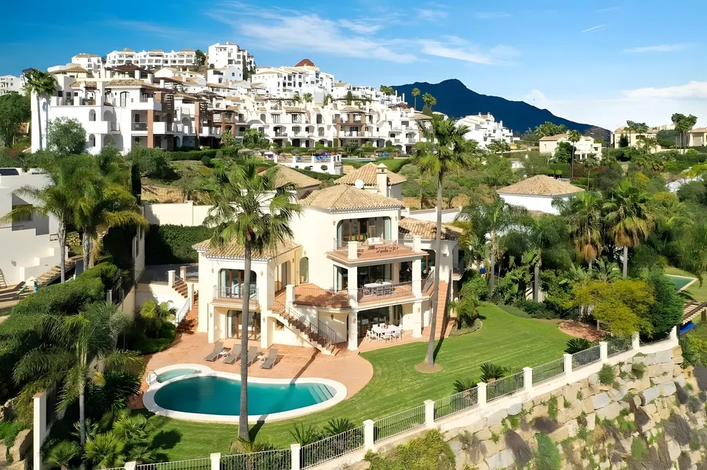 Villa los Arqueros Golf Villa de lujo con piscina y vistas a montaña en urbanización mediterránea