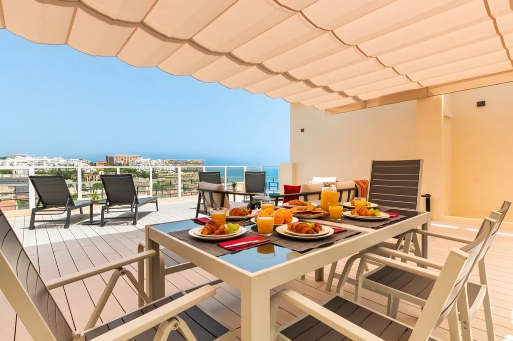 Penthouse la Carihuela Terraza con desayuno y vistas al mar en resort costero