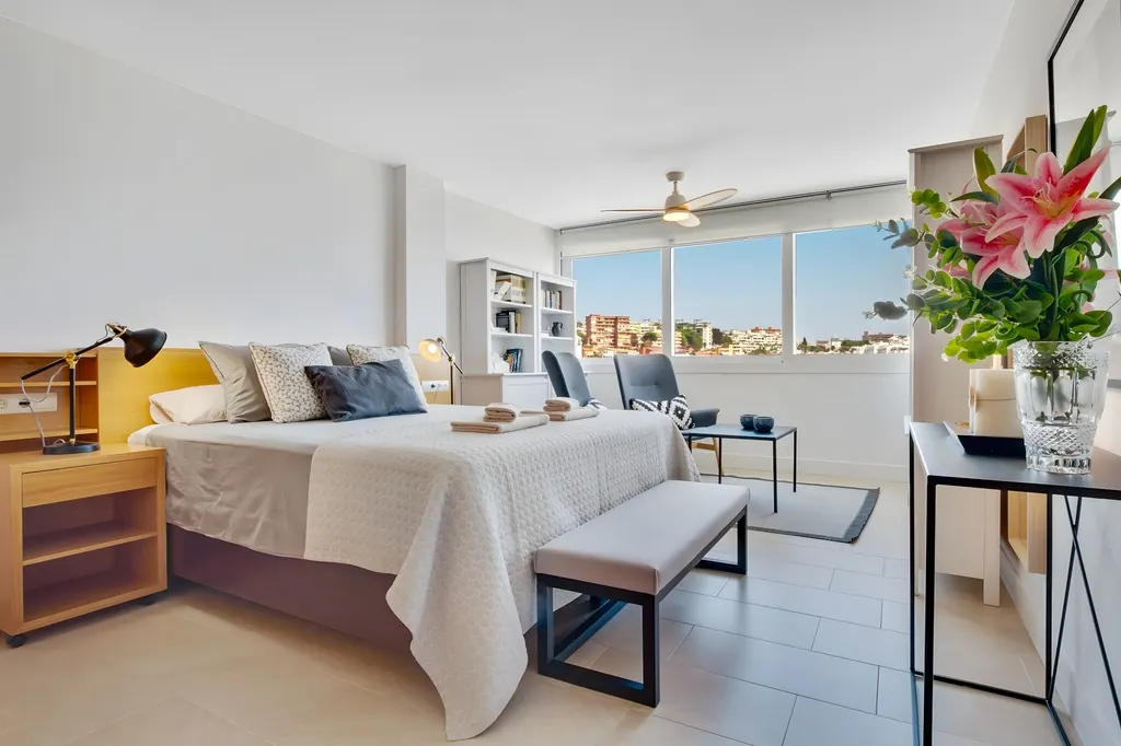 Penthouse la Carihuela Dormitorio moderno luminoso con ventanas grandes y decoración minimalista contemporánea