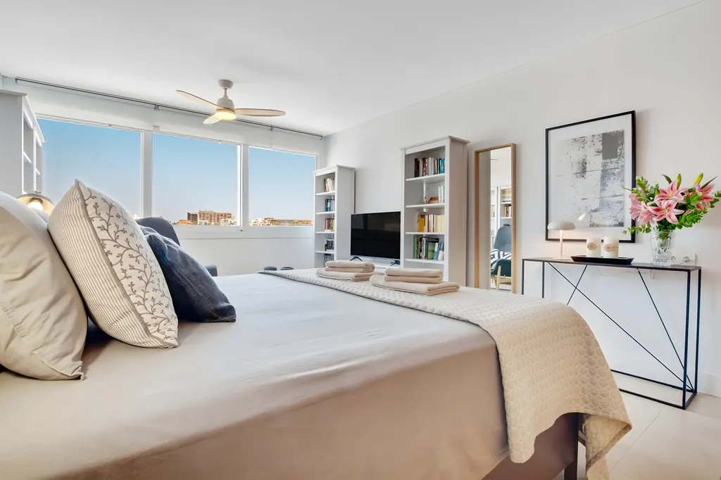Penthouse la Carihuela Dormitorio moderno luminoso con cama doble y ventanas grandes