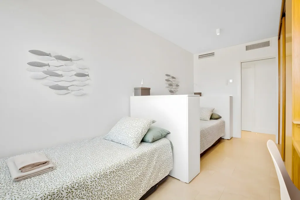 Penthouse la Carihuela Dormitorio minimalista moderno con decoración blanca y detalles naturales
