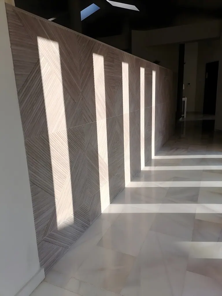 Villa Río Grande Escalera moderna con pared texturizada y franjas iluminadas LED empotradas