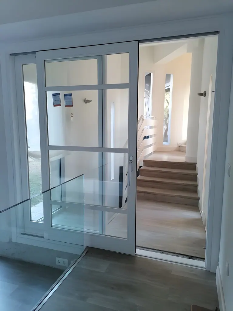 Villa Río Grande Puerta corredera de vidrio con marco gris en interior moderno minimalista