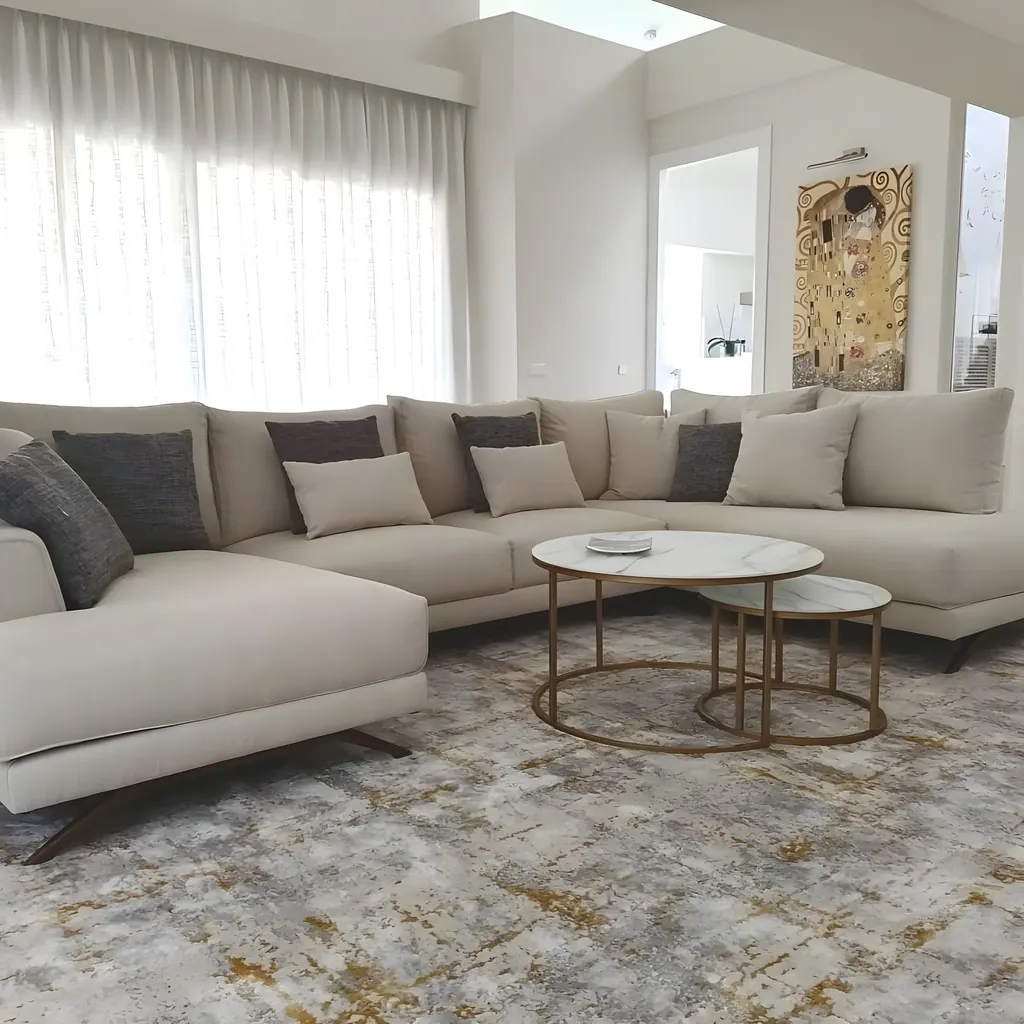Villa Río Grande Sala de estar moderna con sofá beige y mesas nido doradas