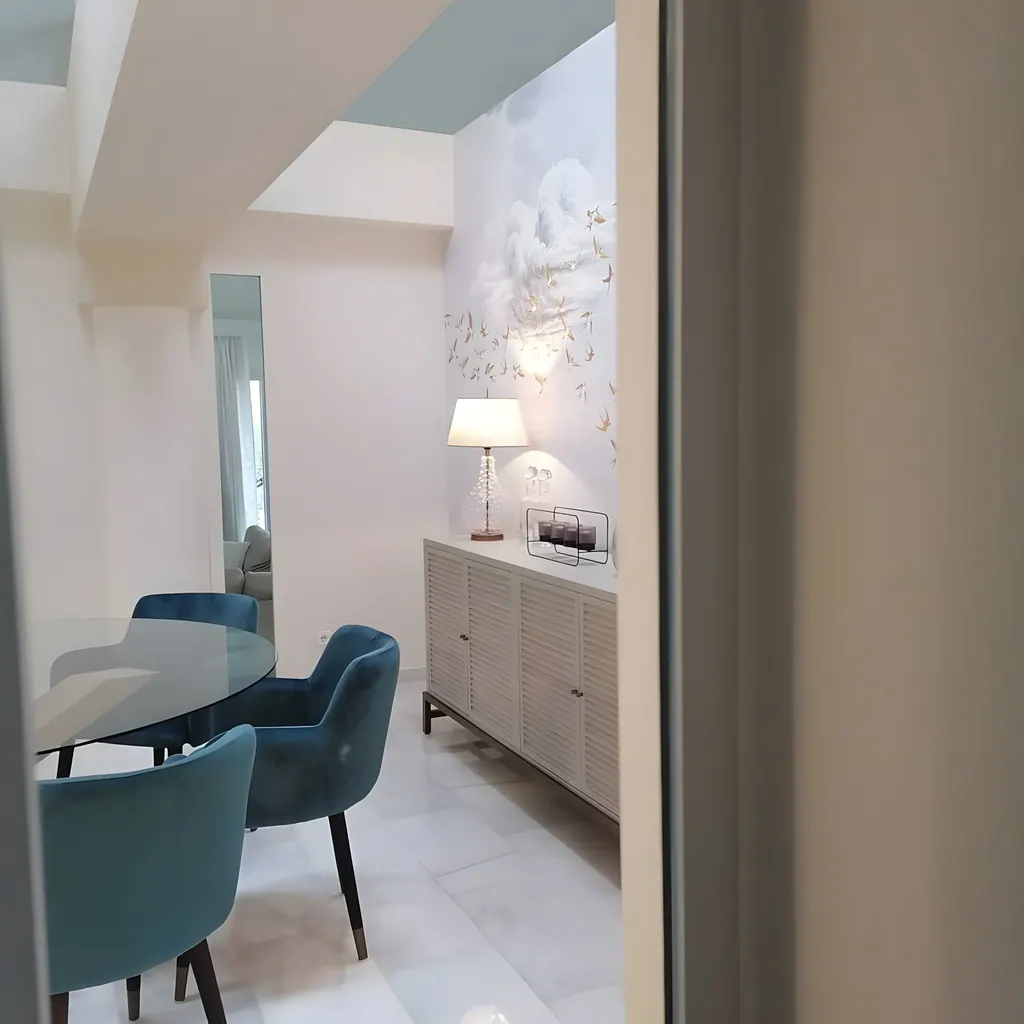 Villa Río Grande Comedor moderno con sillas azules y aparador beige con lámpara decorativa