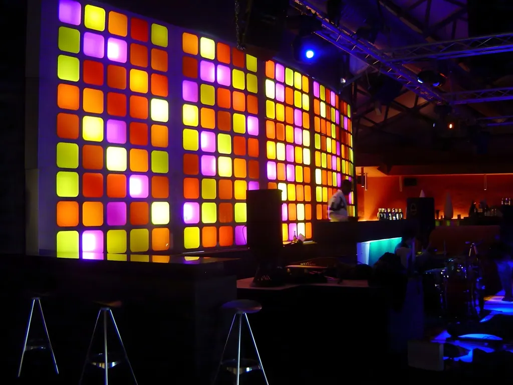 Comerciales Muro luminoso con paneles LED de colores en bar-discoteca moderno