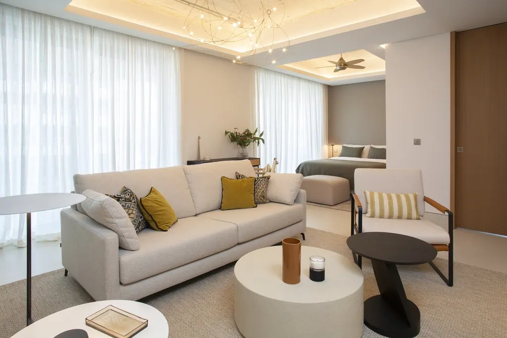 Sala de estar moderna con sofá beige y decoración minimalista contemporánea