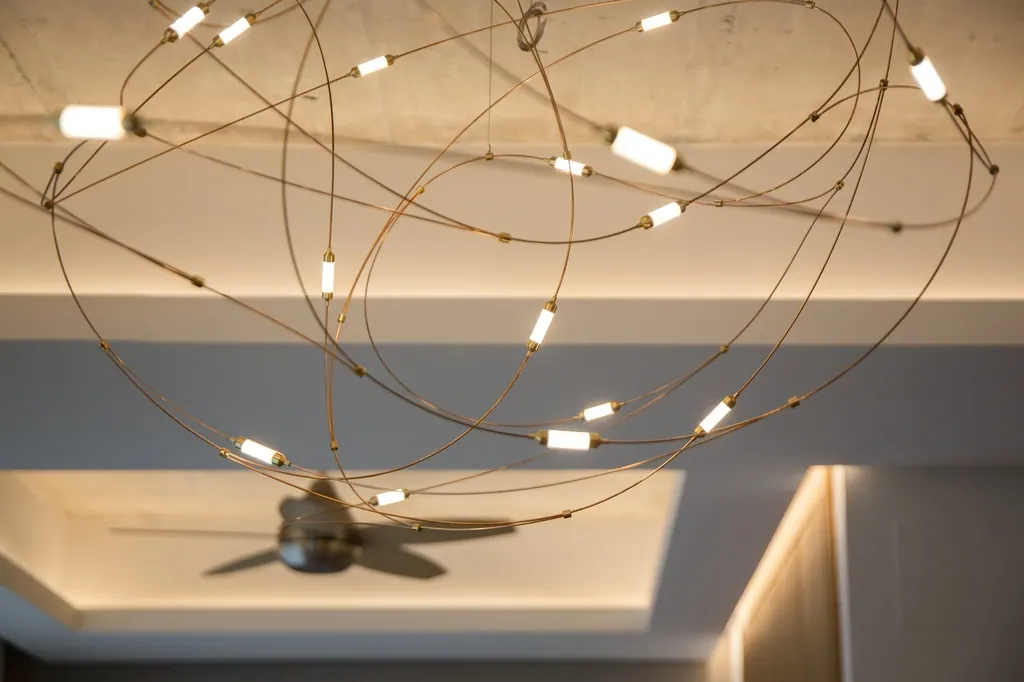 Lámpara moderna de techo con cables curvos y luces LED blancas