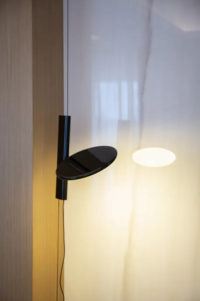 Lámpara de pared moderna negra con luz cálida LED integrada