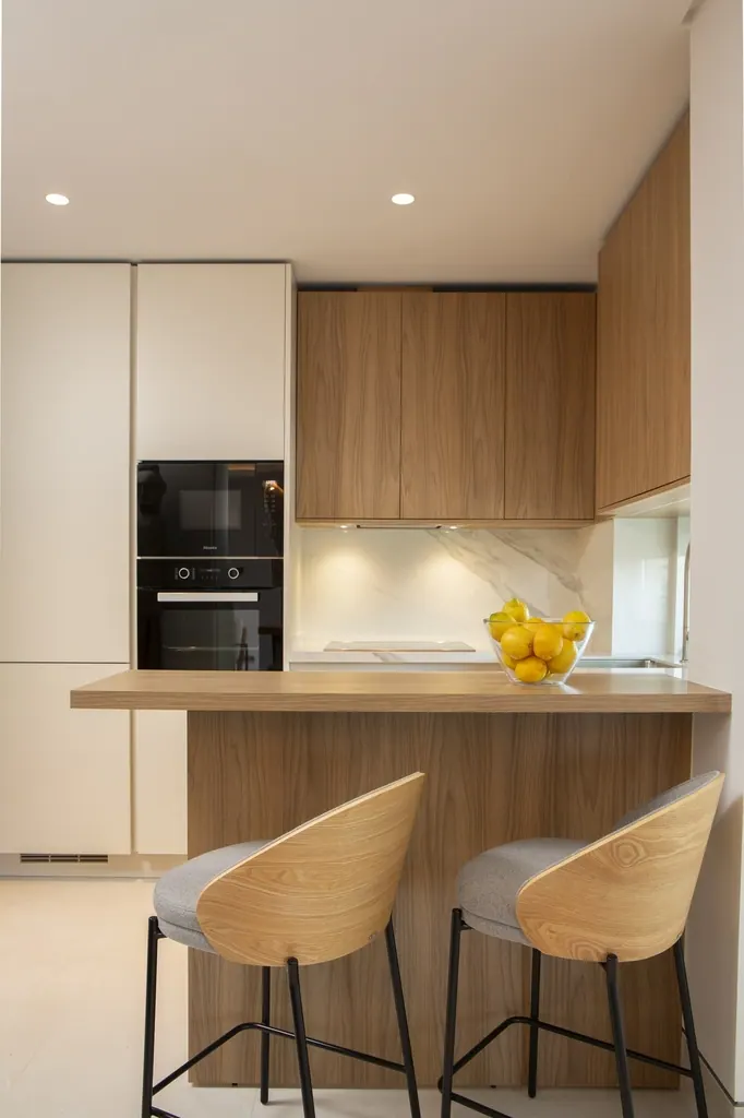 Cocina moderna con barra desayunador de madera y taburetes contemporáneos