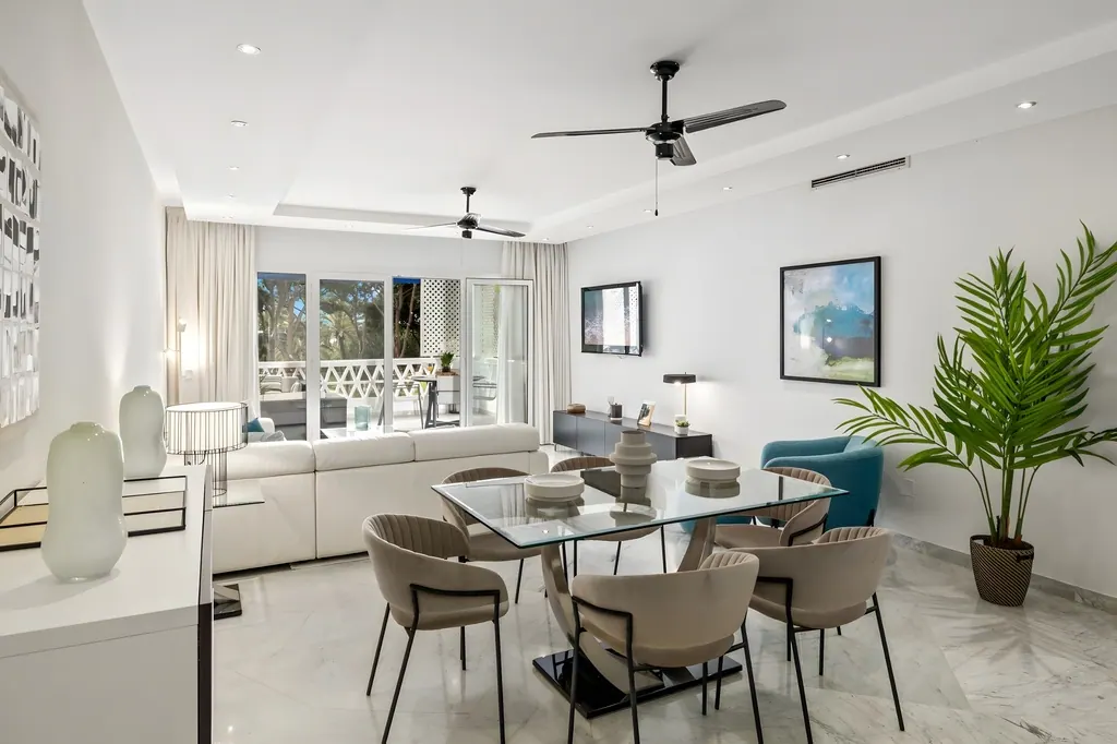 Sala de estar moderna con comedor integrado y decoración minimalista contemporánea